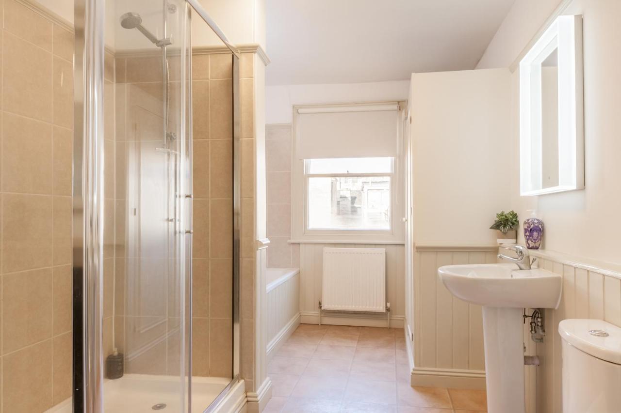 City Centre Stunning House-Roman Baths - 3Min Walk - 4 Bedrooms エクステリア 写真