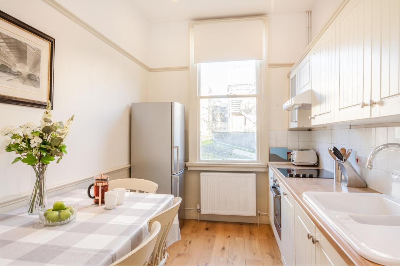 City Centre Stunning House-Roman Baths - 3Min Walk - 4 Bedrooms エクステリア 写真