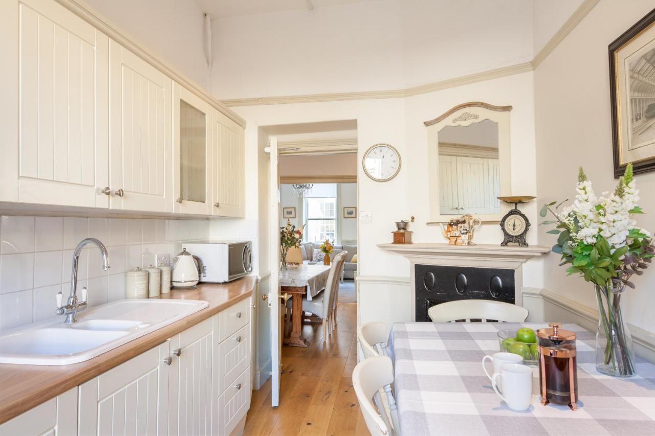 City Centre Stunning House-Roman Baths - 3Min Walk - 4 Bedrooms エクステリア 写真