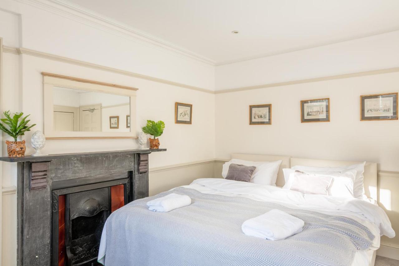 City Centre Stunning House-Roman Baths - 3Min Walk - 4 Bedrooms エクステリア 写真